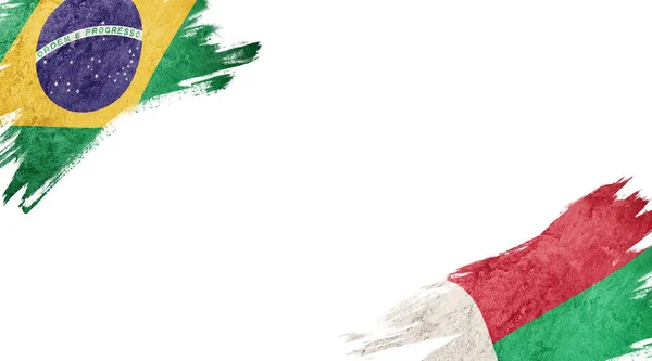 白を背景にブラジルとマダガスカルの旗 — ストック写真